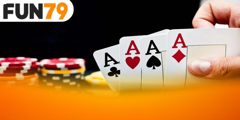 Người chơi tập trung quan sát đối thủ khi chơi game bài poker